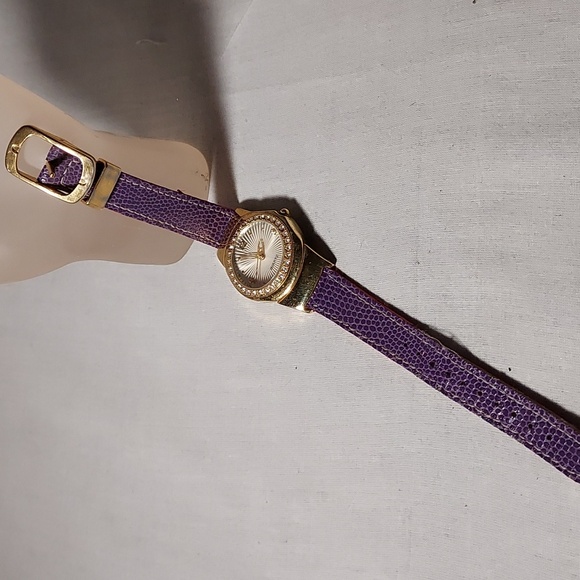 Avon Two Color Red Purple Band Red Hat Ladies Watch Reversible Color Band - Picture 3 of 10